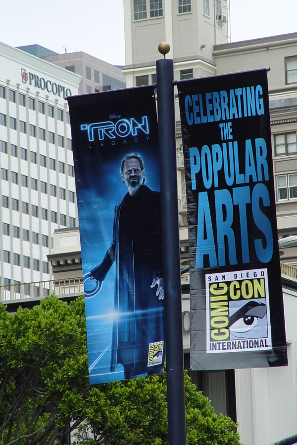 tron_legacy_comic-con_banner_jeff_bridges_image_snapshot_01.jpg