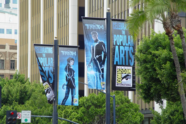 tron_legacy_comic-con_banner_garrett_hedlund_olivia_wilde_image_snapshot_01.jpg